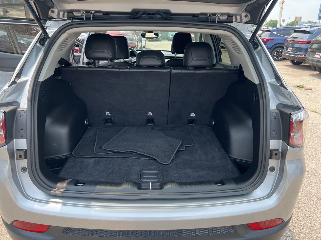2022 Jeep Compass Latitude Lux photo 11
