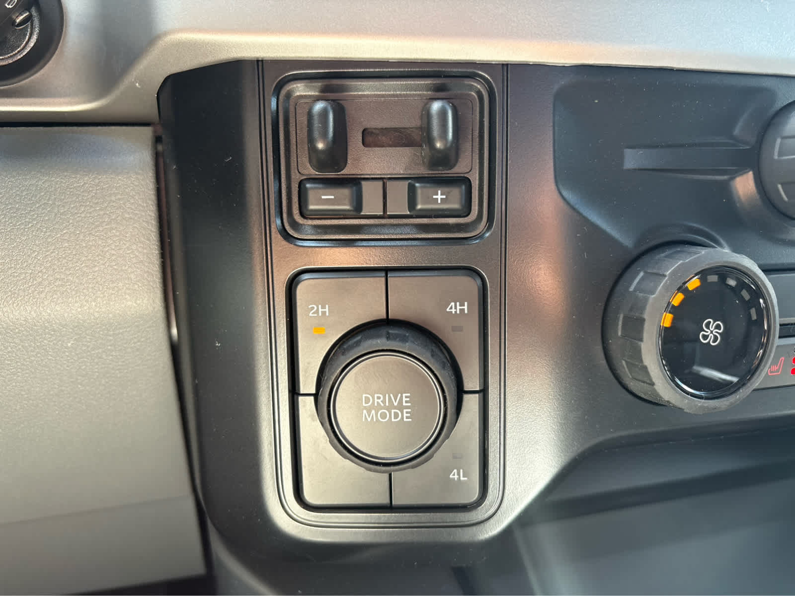 2025 Ford F-350 Super Duty Chassis Cab XLT - Photo 38