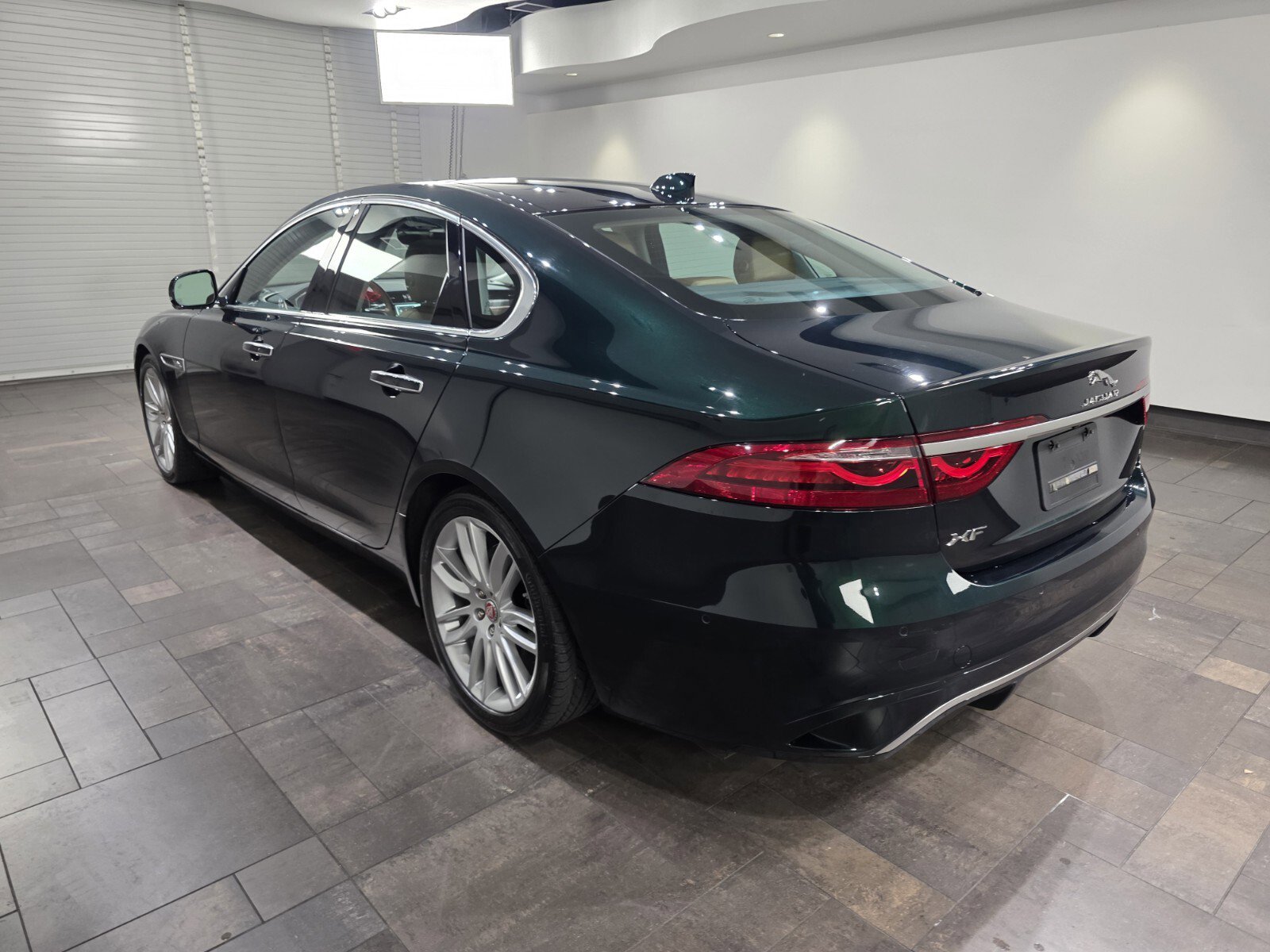 2021 Jaguar XF SE P250 photo 4