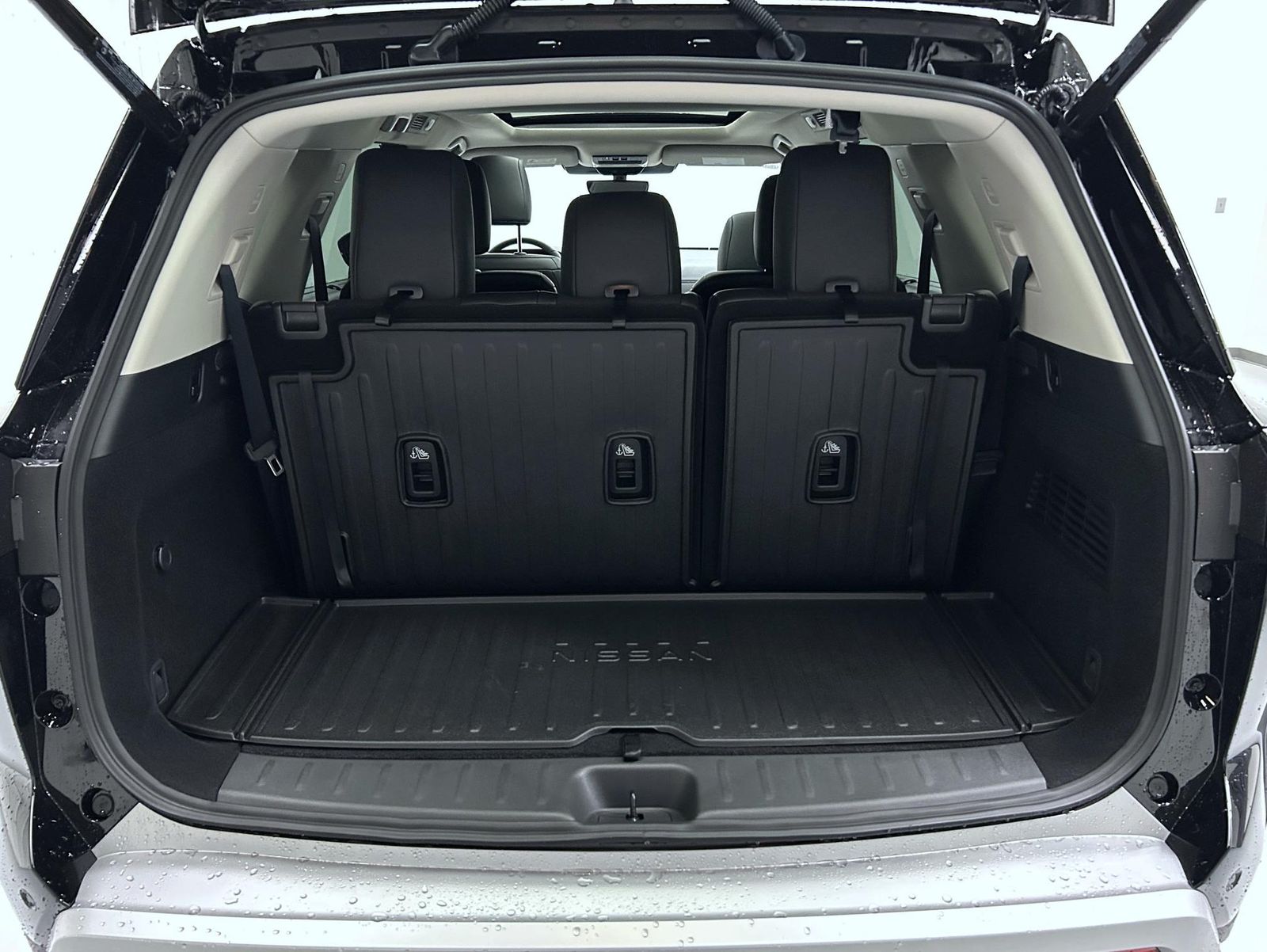 2025 Nissan Pathfinder SL photo 9