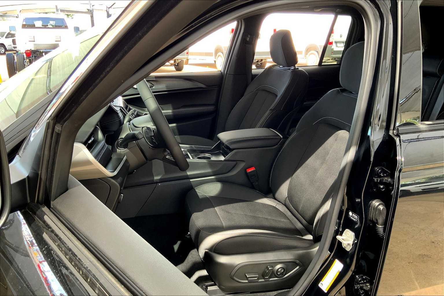 2025 Jeep Grand Cherokee Laredo Altitude photo 6