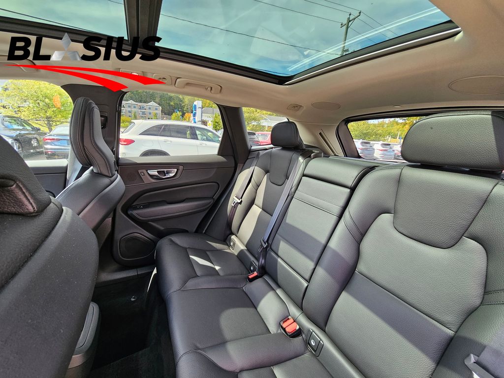 2022 Volvo XC60 B5 Momentum photo 14