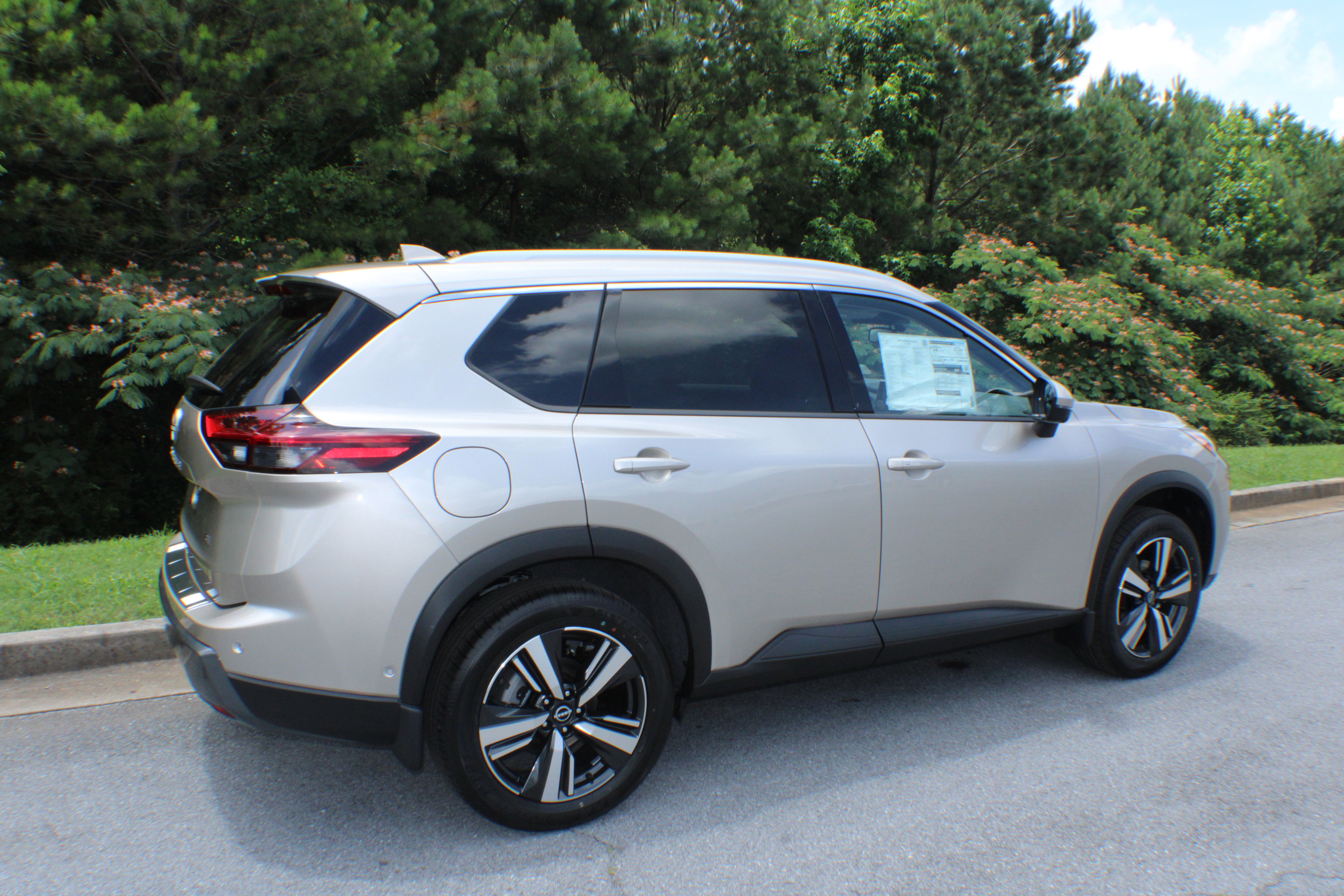 2025 Nissan Rogue SL photo 2