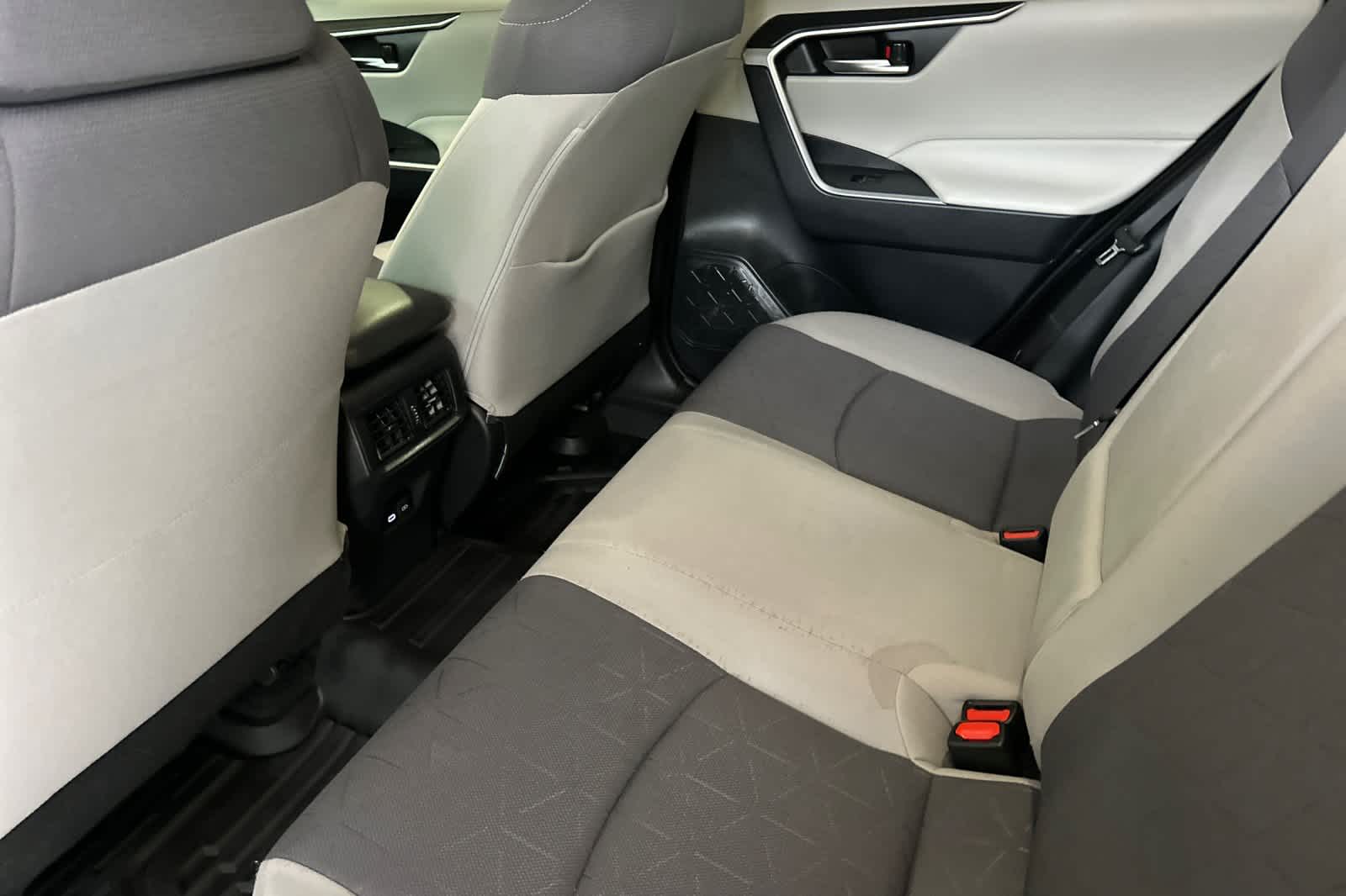 2023 Toyota RAV4 XLE photo 4