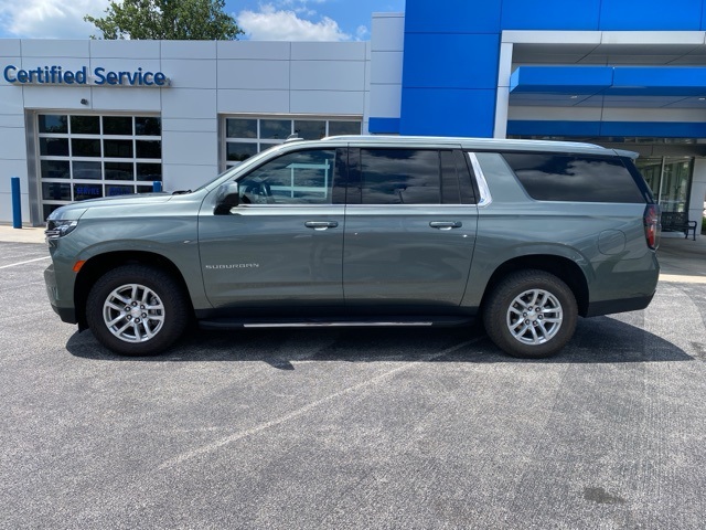 2023 Chevrolet Suburban LT photo 2