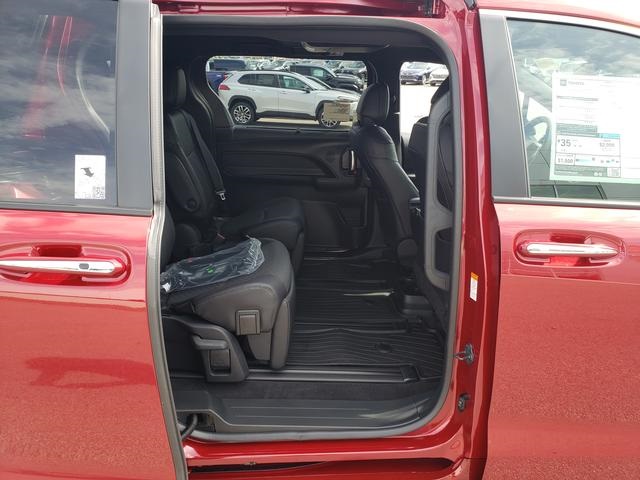 2025 Toyota Sienna Limited photo 13