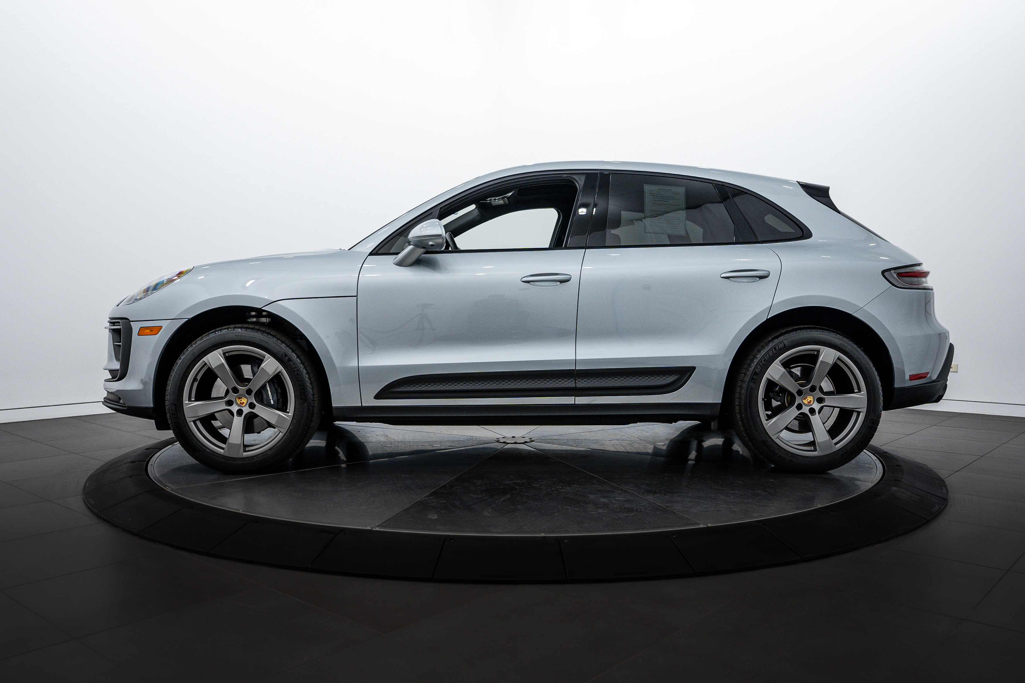 2024 Porsche Macan T photo 2