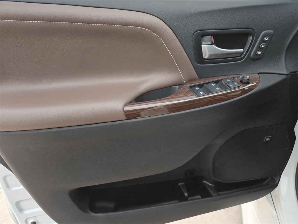 2019 Toyota Sienna Limited Premium photo 31