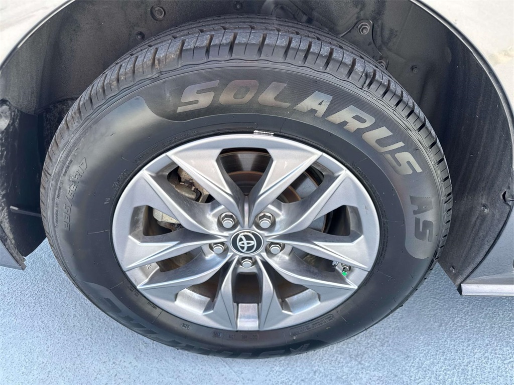 2024 Toyota Sienna XLE photo 8