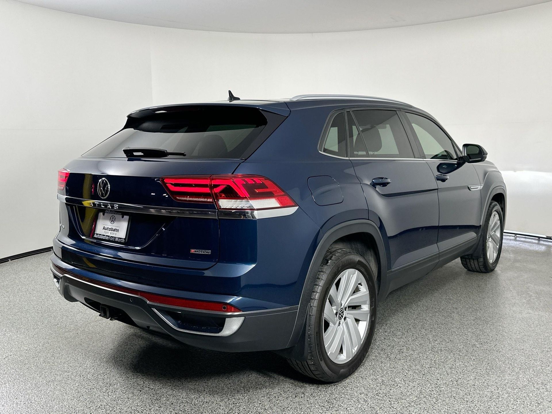 2021 Volkswagen Atlas Cross Sport V6 SE Technology photo 3