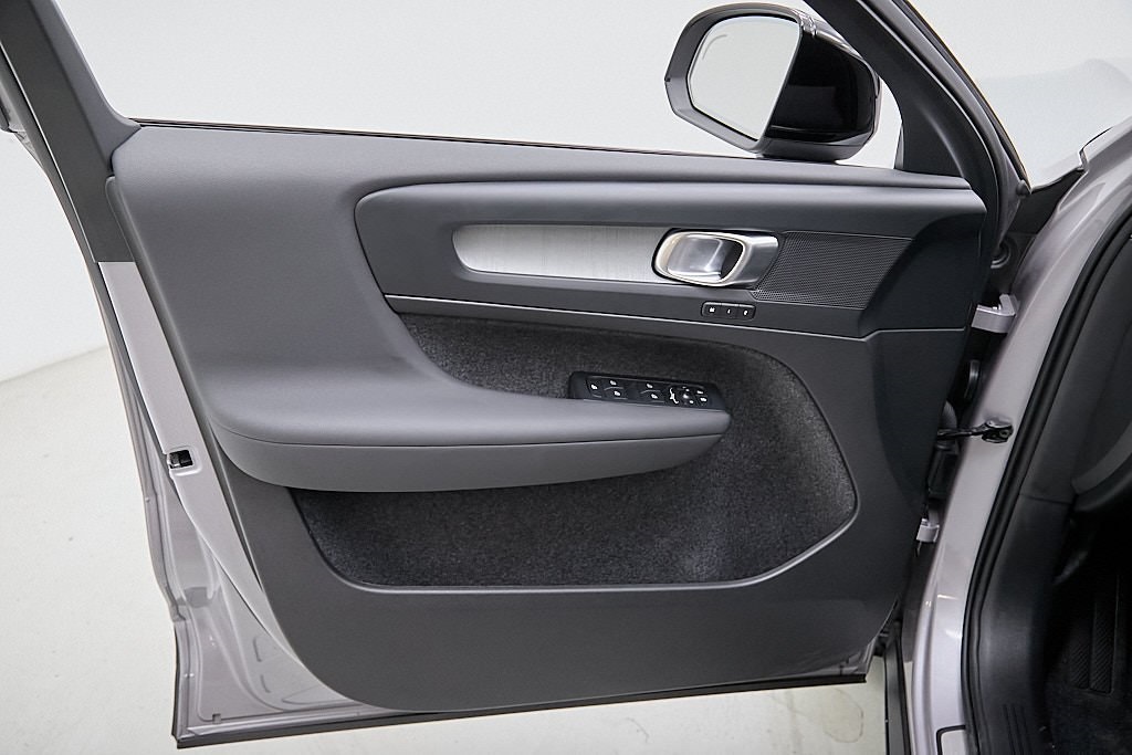 2026 VOLVO XC40 - Image 11