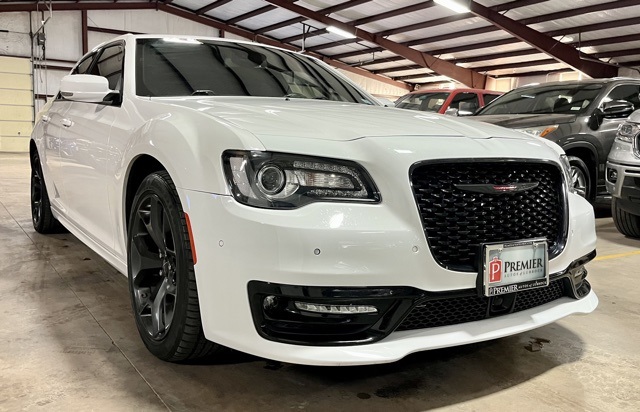 2023 Chrysler 300 S's photo