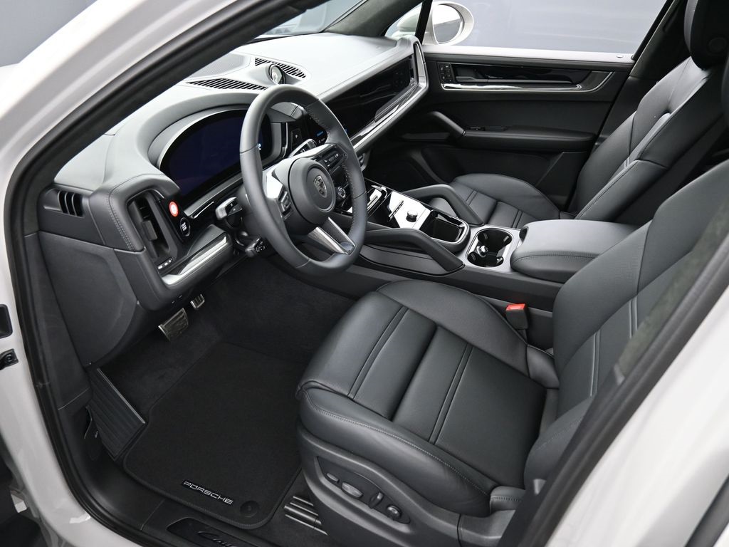 2025 Porsche Cayenne Turbo E-Hybrid photo 3