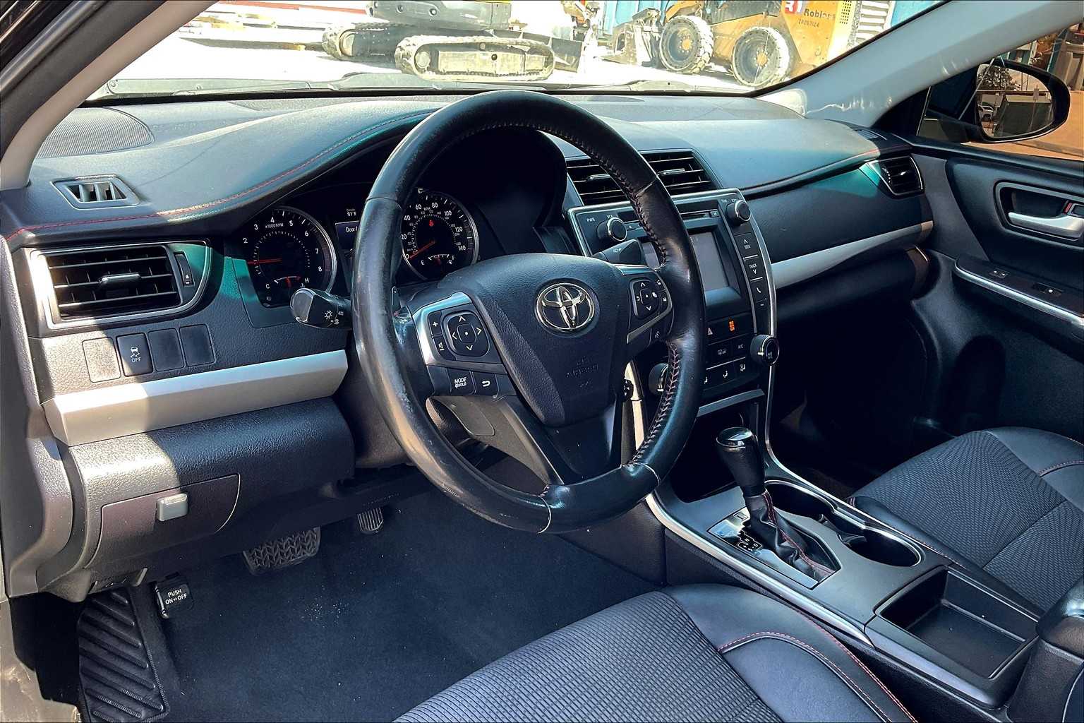 2016 Toyota Camry SE photo 16