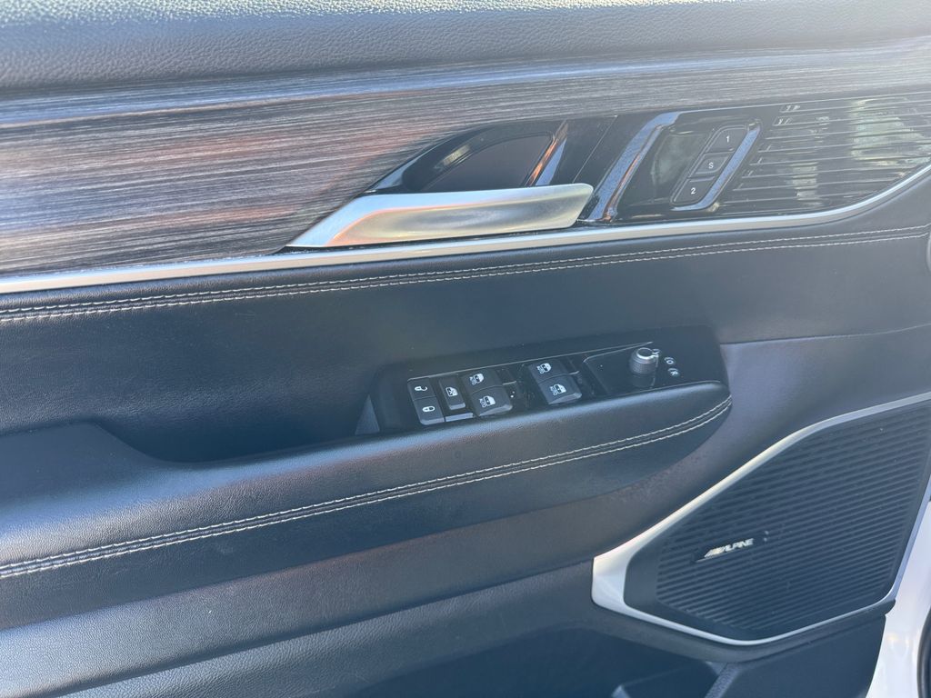 2024 Jeep Wagoneer L Series II photo 12