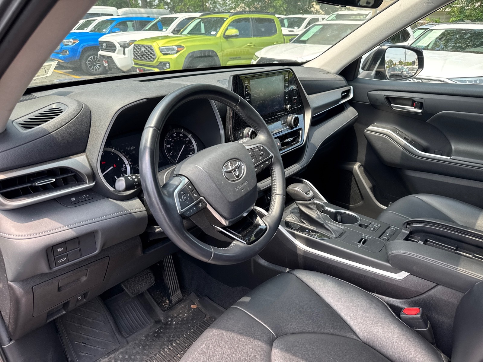 2021 Toyota Highlander XLE photo 14