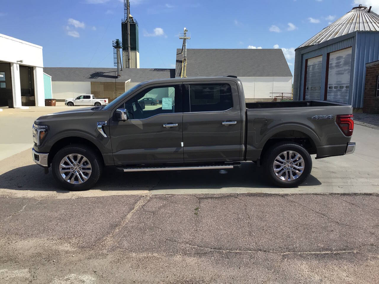 2025 Ford F-150 Lariat photo 2