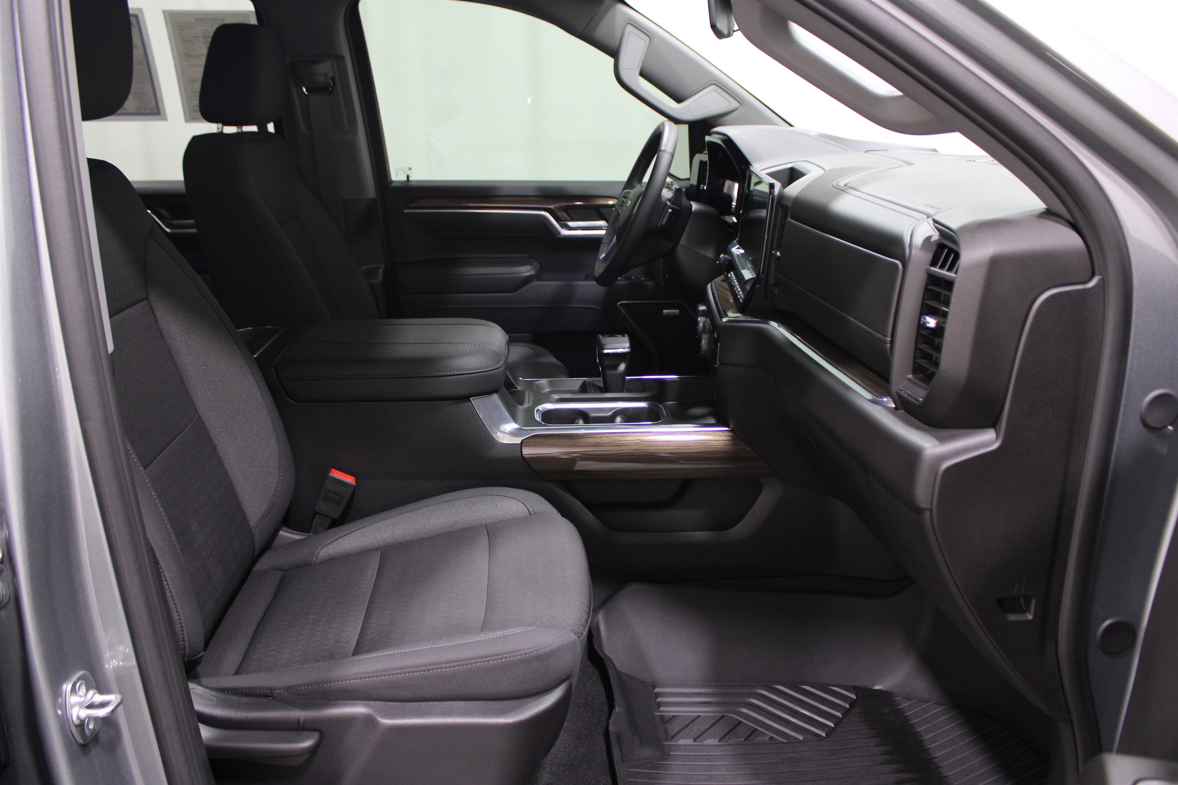 2025 Chevrolet Silverado 1500 RST photo 3