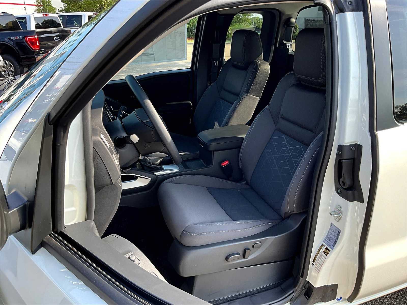 2025 Nissan Frontier SV photo 10