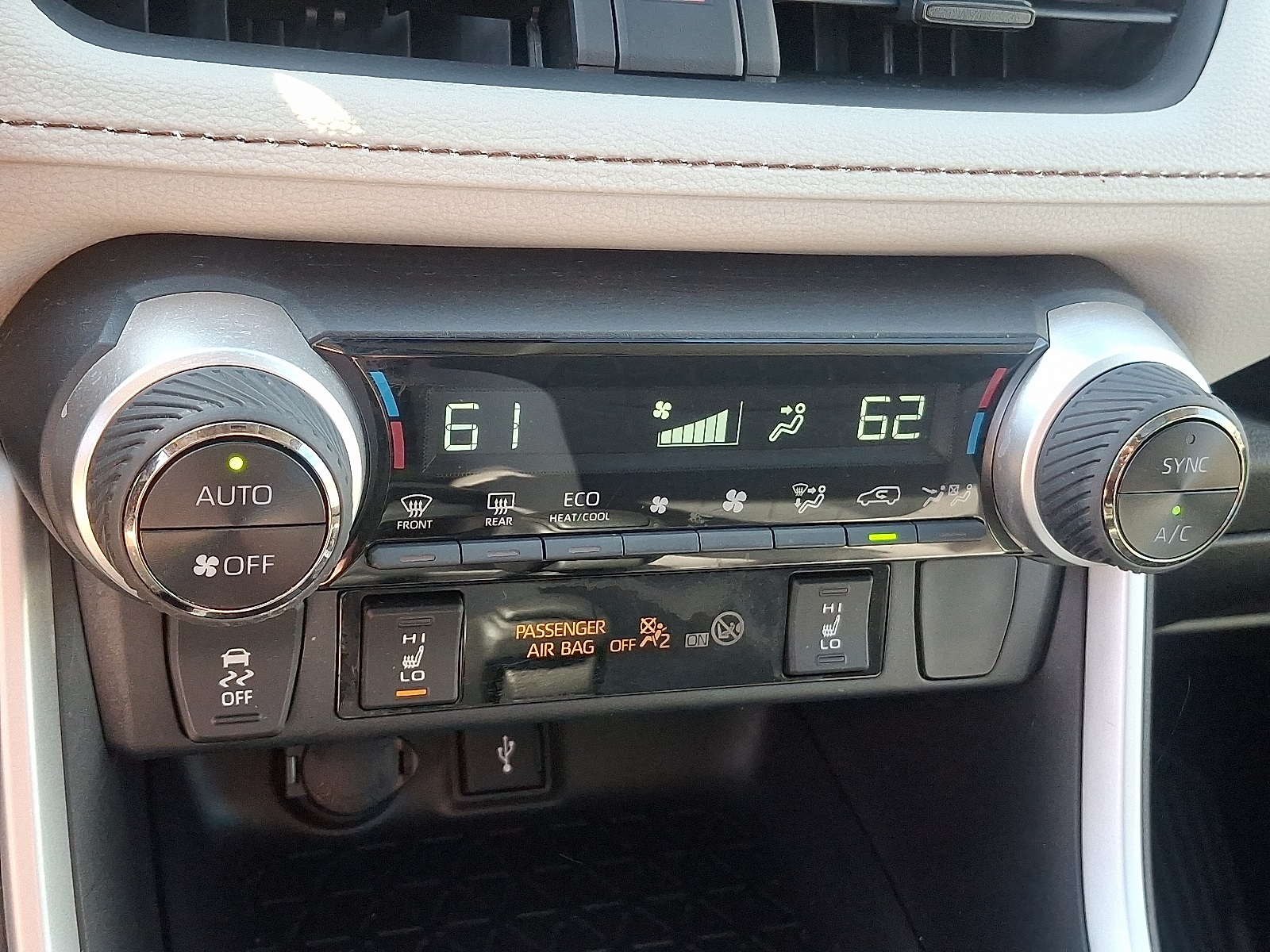 2022 Toyota RAV4 Hybrid XLE photo 13