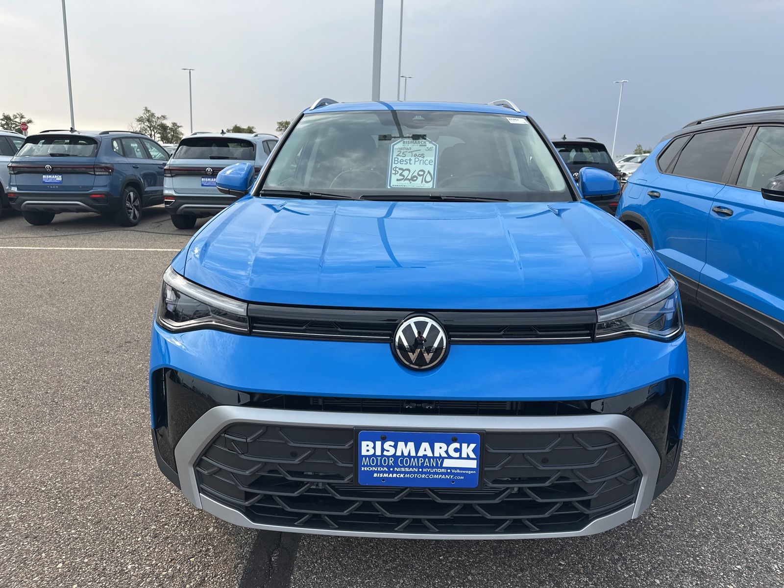 2025 Volkswagen Taos SE photo 2