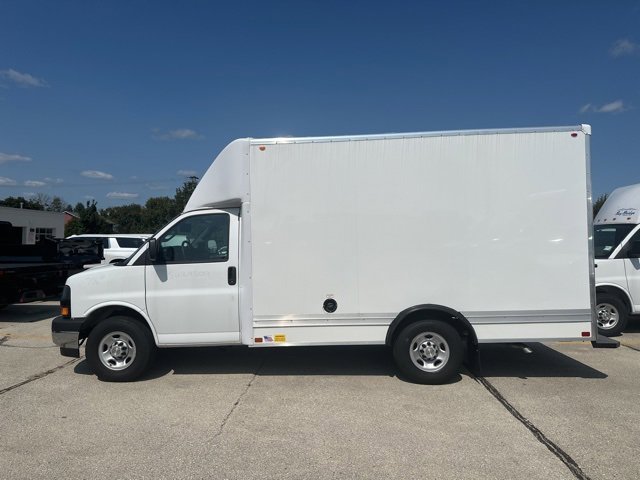 2025 Chevrolet Express Cutaway 3500 photo 2