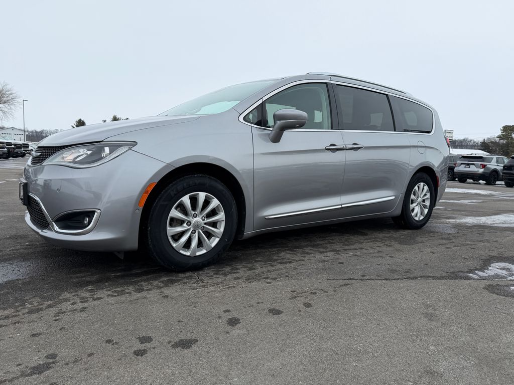 2018 Chrysler Pacifica Touring L's photo