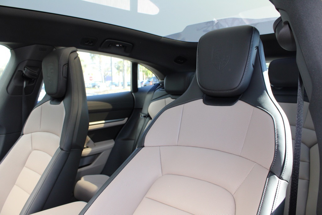 2025 Porsche Taycan 4S Cross Turismo photo 4