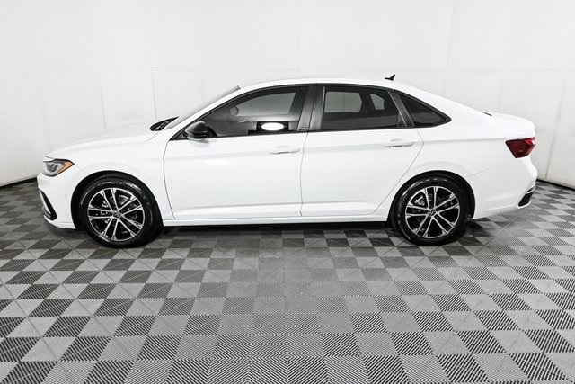 2025 Volkswagen Jetta 1.5T Sport photo 2