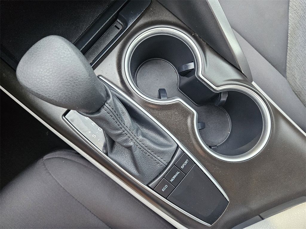 2022 Toyota Camry LE photo 16
