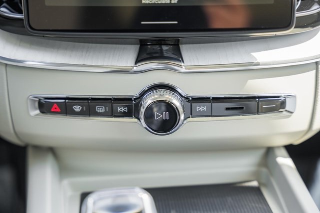 2026 Volvo XC60 Hybrid T8 photo 21