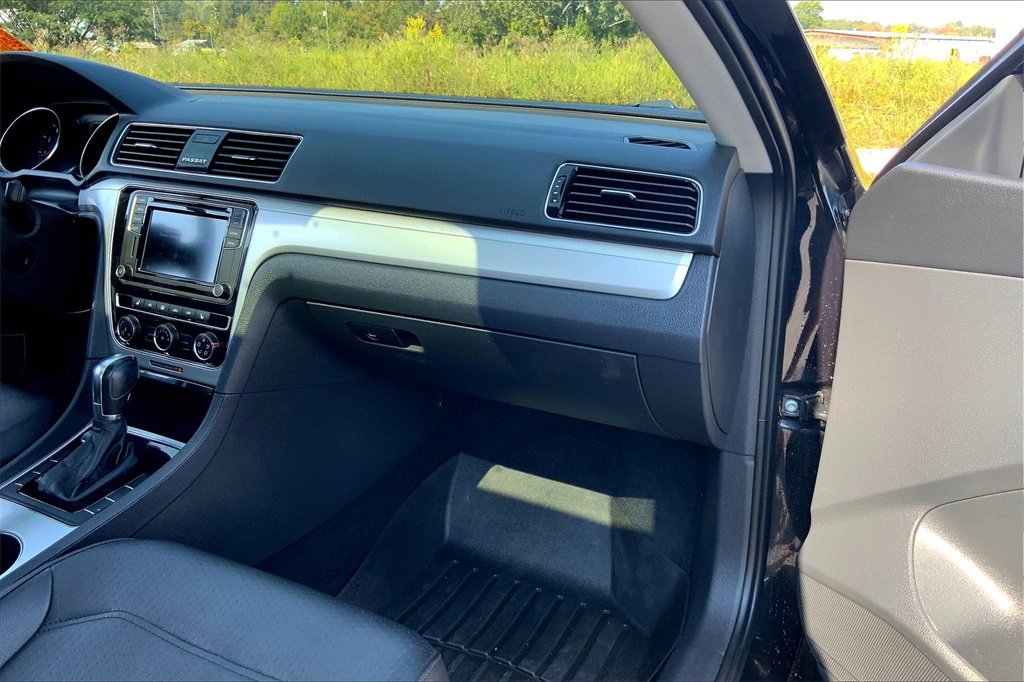 2019 Volkswagen Passat 2.0T Wolfsburg Edition photo 16