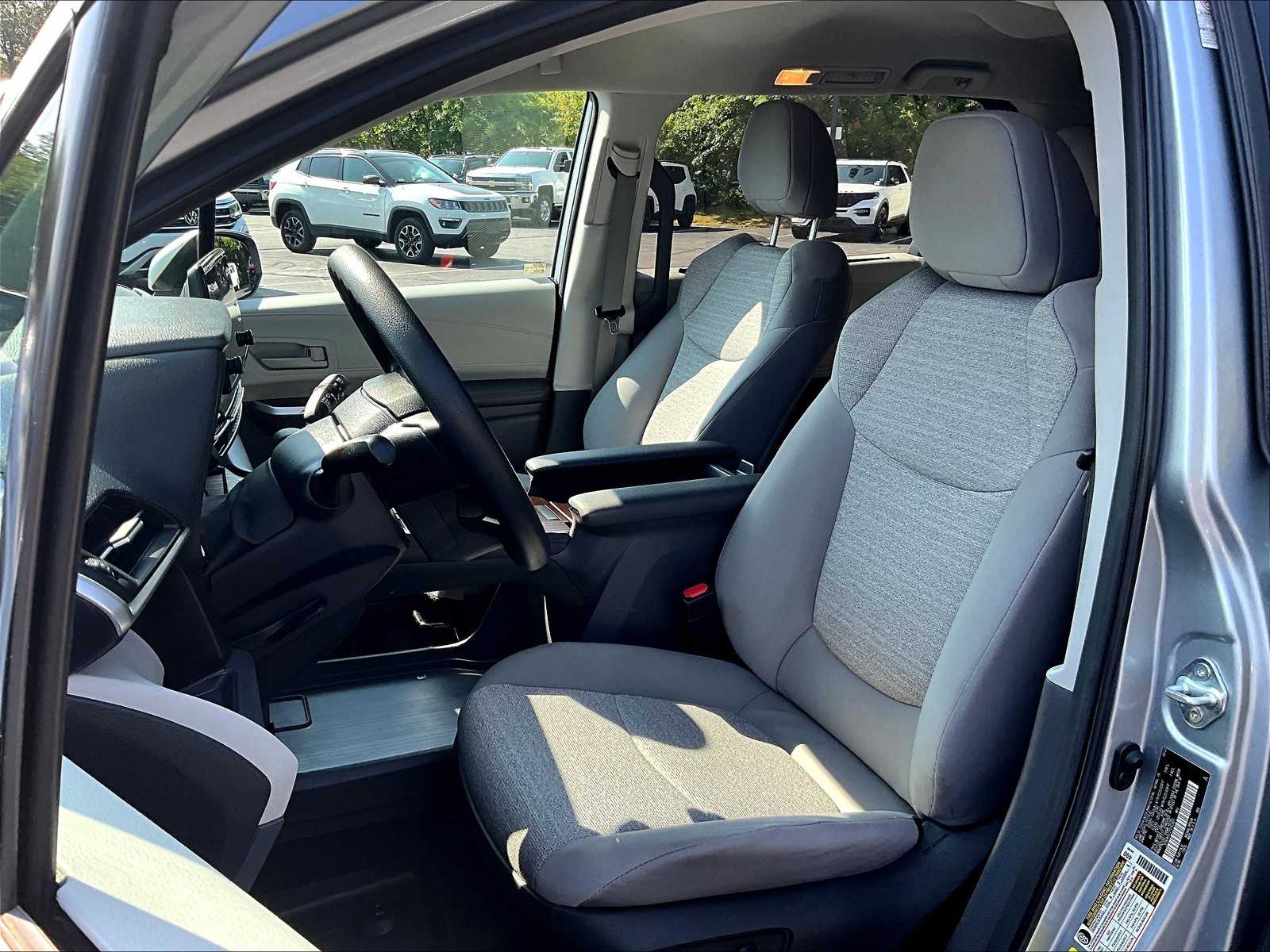 2023 Toyota Sienna LE photo 10