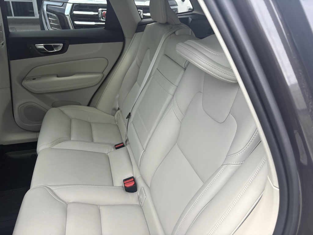 2022 Volvo XC60 B5 Inscription photo 14