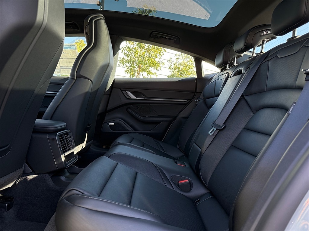 2025 Porsche Taycan photo 30