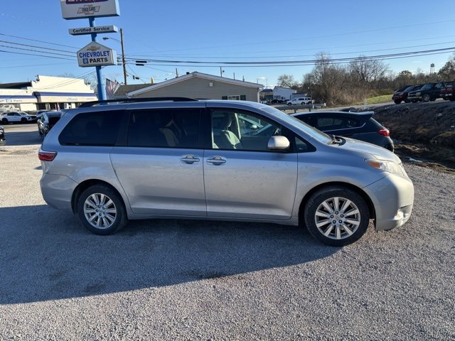 2017 Toyota Sienna LE photo 2