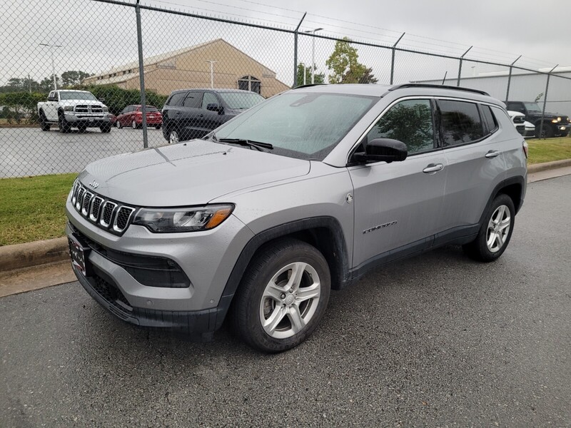 2023 Jeep Compass Latitude photo 2