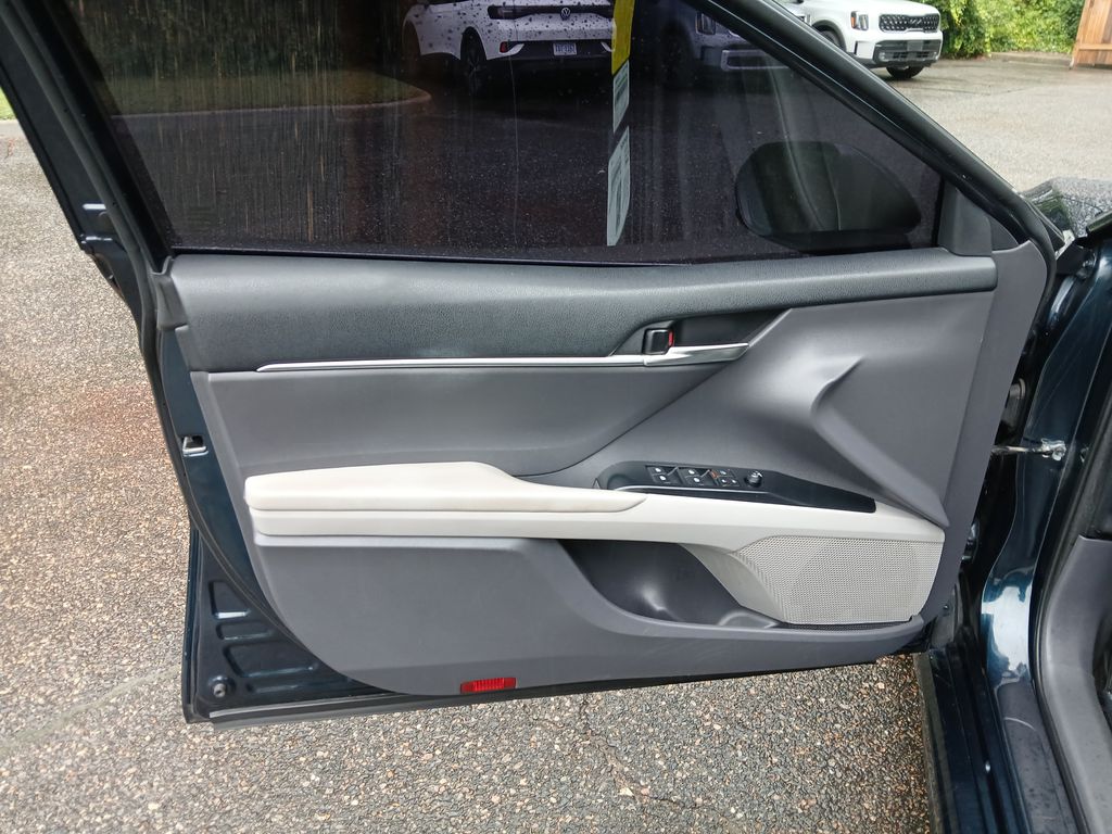 2020 Toyota Camry SE photo 10