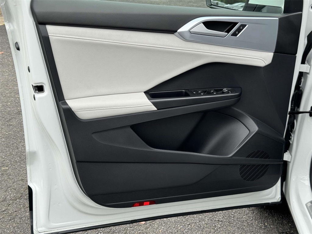 2025 Volkswagen Taos SE photo 22