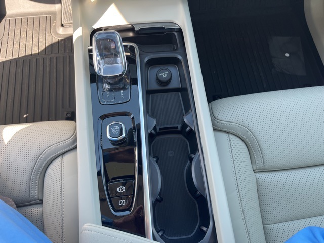 2025 Volvo XC60 B5 photo 15