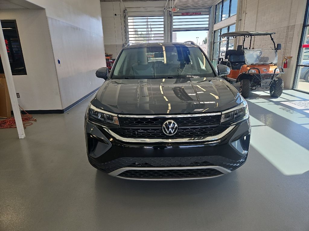 2022 Volkswagen Taos SE photo 2