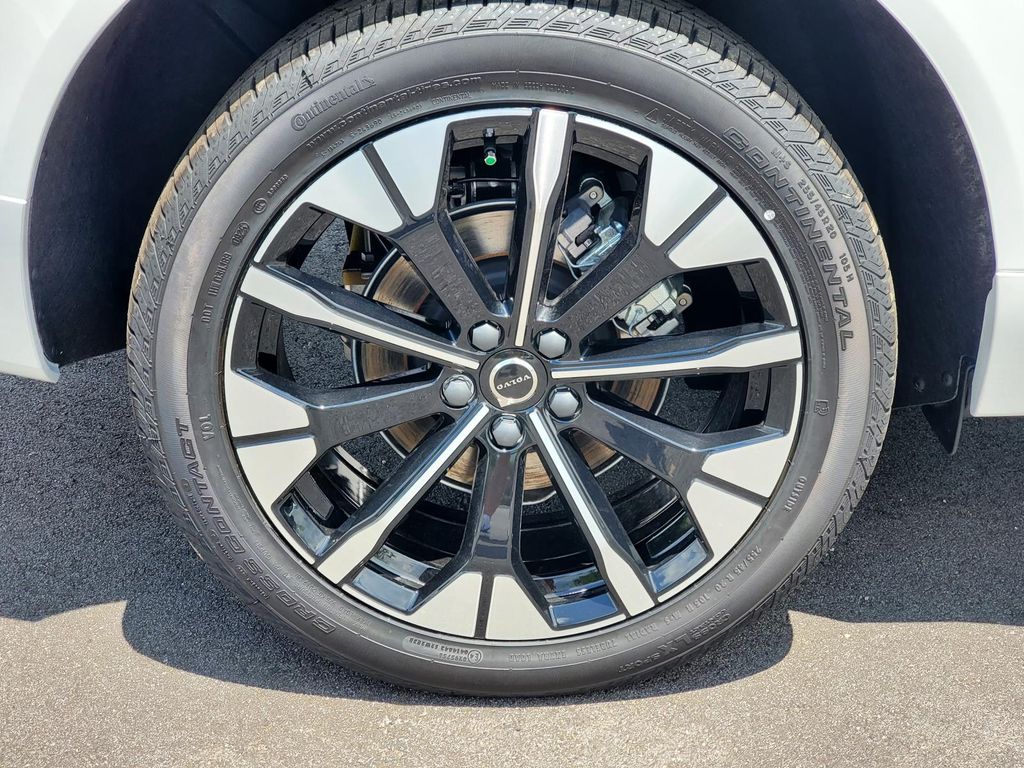 2026 Volvo XC60 B5 Plus photo 27