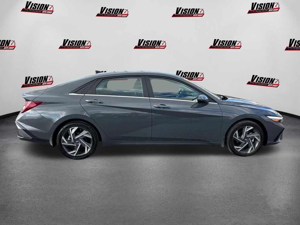 2025 Hyundai Elantra SEL Convenience photo 4