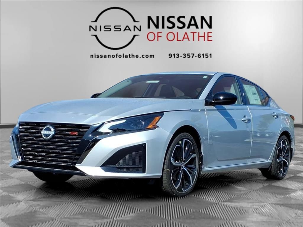 2025 Nissan Altima SR's photo