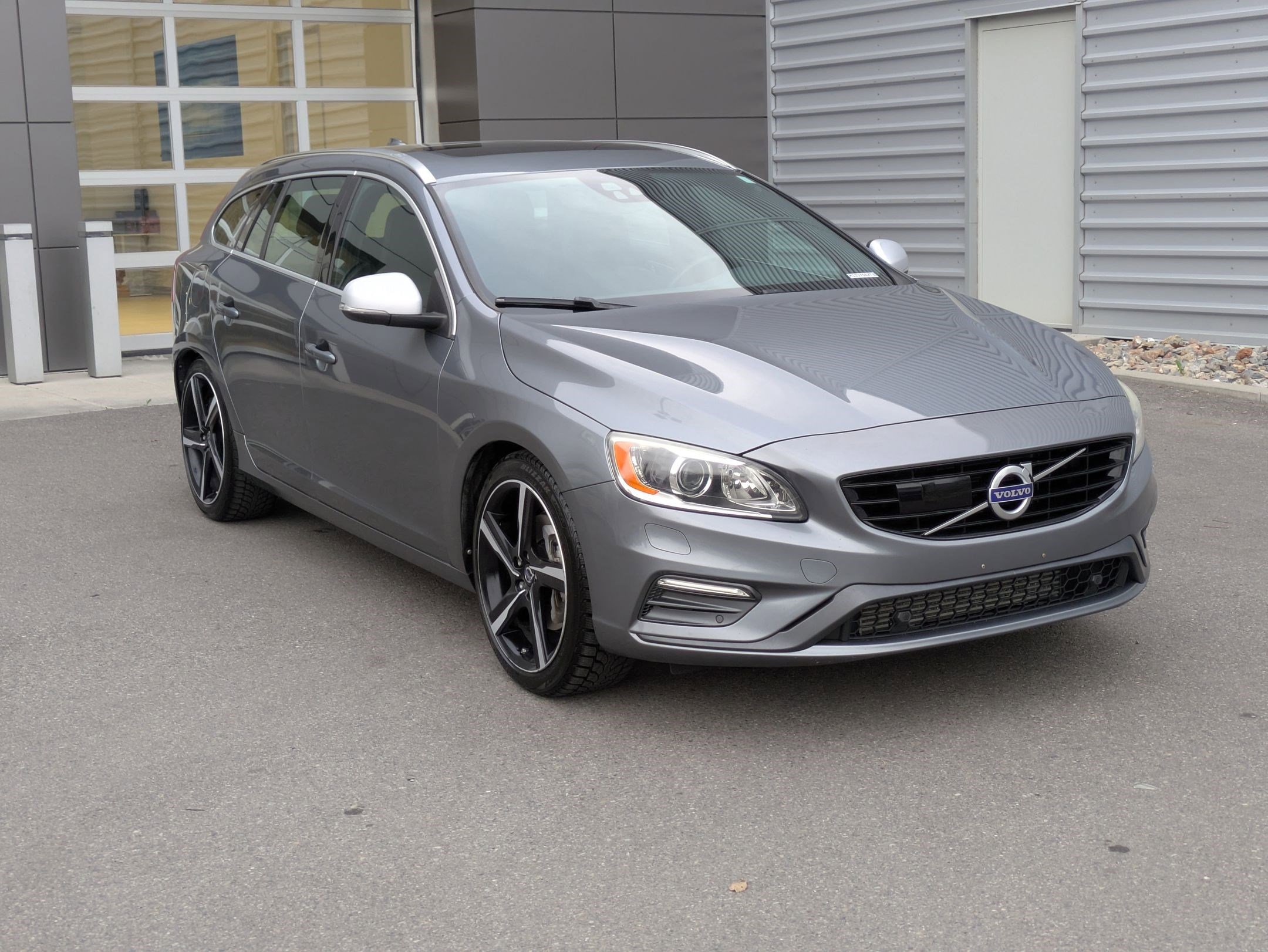 2017 Volvo V60 R-Design Platinum's photo