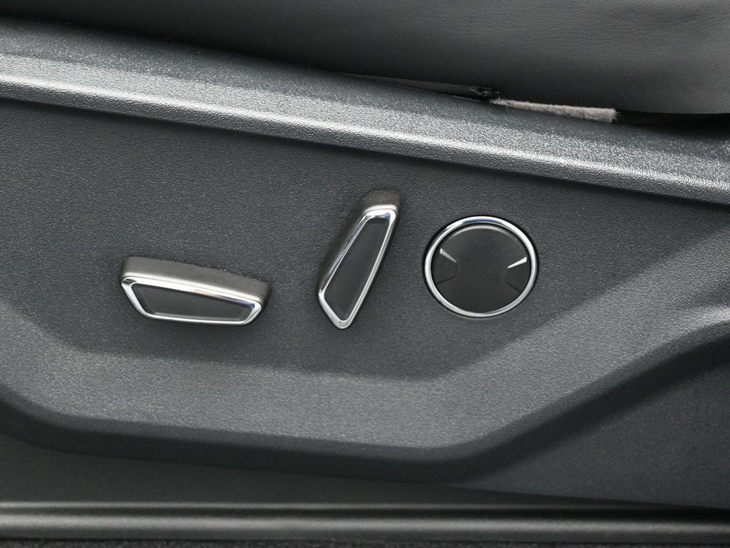 2025 Ford F-150 Lariat photo 8