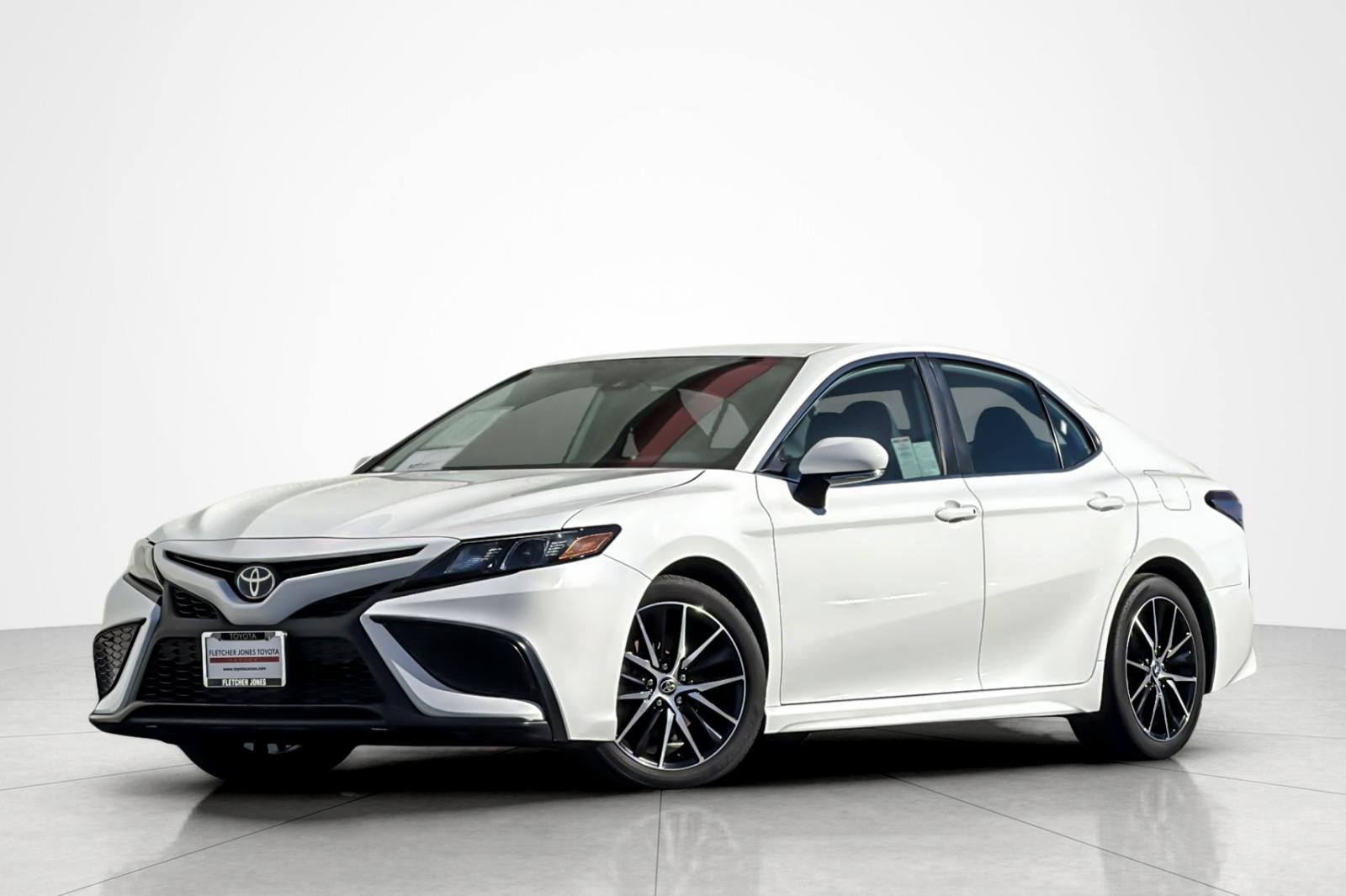 2024 Toyota Camry SE's photo