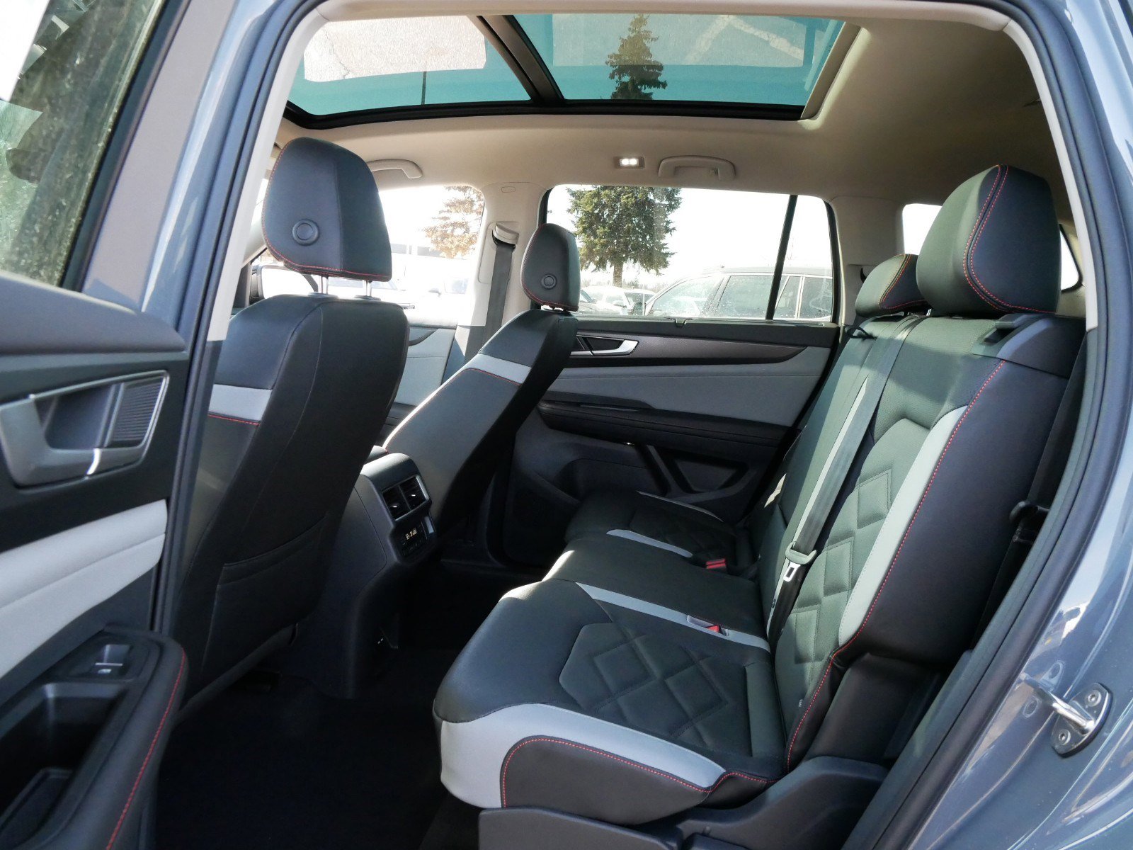 2025 Volkswagen Atlas Peak Edition SE photo 3
