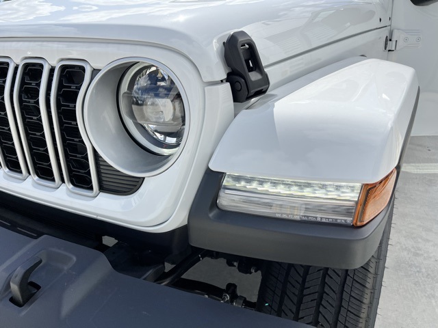 2025 Jeep Wrangler Sahara photo 12