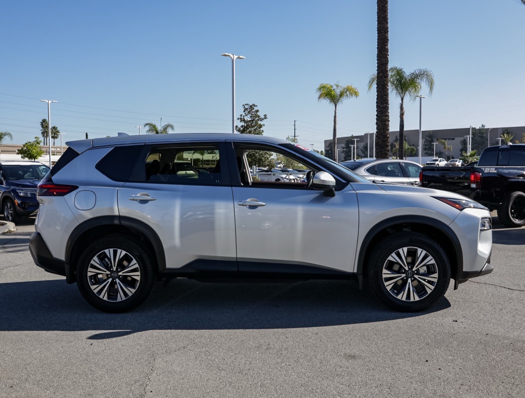 2023 Nissan Rogue SV photo 2